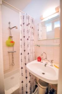 Appartements Les Tilleuls 24 - balcon vue montagne : photos des chambres