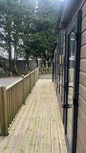 Cosy 3-Bed hot tub Lodge in Pr3