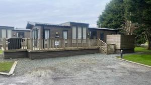 Cosy 3-Bed hot tub Lodge in Pr3