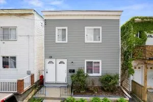 Great Two Bedroom w off Street Parking to Explore the City Close to Downtown Airport Ballparks - 匹兹堡