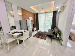 PALM & POOL VIEW 1 Bedroom in Amazon Residence