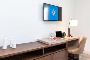 Rooftop infinity Pool - Hollywood Beach Broad - walk