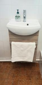 Appartements F2 meuble RER B La Place/ Gentilly, proche 75014, Parking libre, CC Vache Noir, Complexe Sportif Raspail : photos des chambres