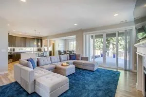 Spacious Lakewood Home Rental w/ AC & Hot Tub! - DuPont