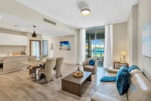 Apartment with Bay View Balcony - Pool - Up To 6 - Gym