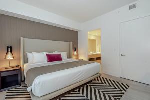 Wrap Around Balcony - 2Br - Amazing Views - Pools