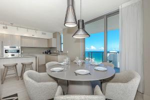 Wrap Around Balcony - 2Br - Amazing Views - Pools