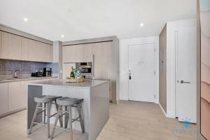 Sophisticated Coastal Haven, Parking Included