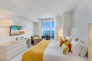 Insane Ocean View Balcony Beachfront Condo Pool