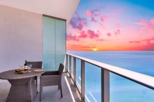 obrázek - Beachfront Resort Rooftop Pool Oceanview Balcony