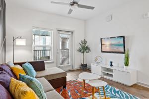 Complete Sleek Modern Apartment 10 Min to Parks Pets Allowed, Resort-Style Amenities