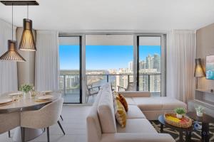 High Floor with Stunning Views, Amazing Pools