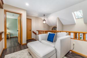 Cozy at Creekwood Getaway