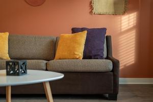 Complete Vibrant Apartment 10 Min to Parks Pet-Friendly Resort-Style Amenities