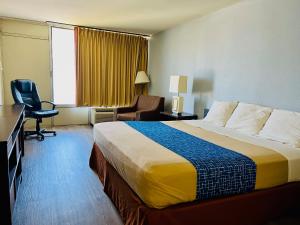 King Room with Roll-in Shower - Mobility Access/Non-Smoking room in Travelodge by Wyndham Carlisle North