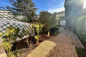 LES PINEDES - Un jardin fleuri à côté de la plage