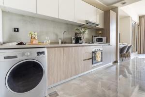 Frank Porter - Majestique Residence 2