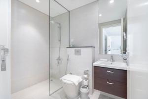 Stylish Stayz beautiful modern apartment with Burj Khalifa views