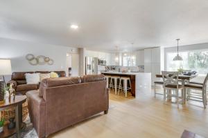 Chehalis Getaway w Golf Course View + Fire Pit!