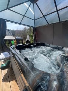 Osada Skoczkowo komfortowe domki z prywatnymi wannami hot-tub nad jeziorem- sauna- balia- prywatny staw wędkarski