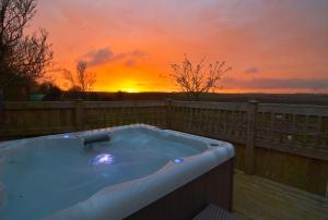 Lily Pad Cottage with hot tub