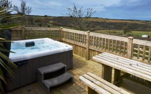 Lily Pad Cottage with hot tub