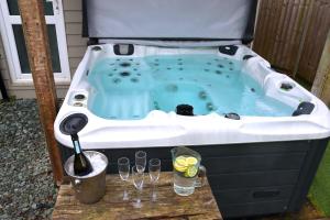 Luxury Pamper Home Hot Tub & Sauna Ladies Retreat