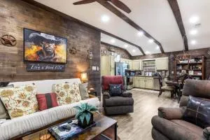 Stockyards 5 mins!-New!-Sleeps 8. Cowboy Bungalow - Lake Worth