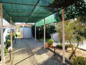 Villa Specchiarica Via Fano con gazebo auto