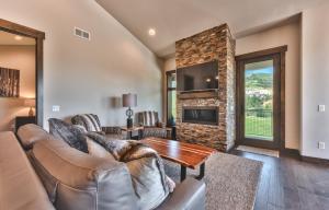 Blackstone Luxury Top Floor 2br, Walk to Skiing at Cabriolet, Shared Pool and Hot tub, Mountain View