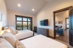 Blackstone Luxury 2br, Walk to Skiing at Cabriolet, Mountain View, Shared Pool and Hot tub, Gym