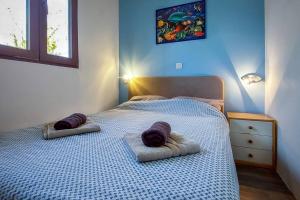 Poolside compact family cottage Sara