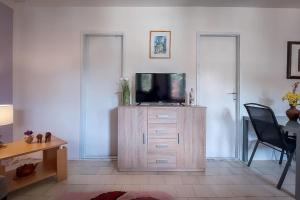 Poolside compact family cottage Sara