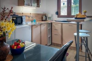 Poolside compact family cottage Sara