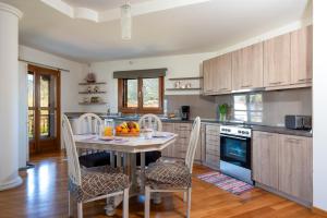 Christina's Twin Palm Trees House - 4hvězdičkové hotely ve městě Agria