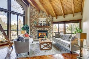obrázek - Luxe Lake Arrowhead Cabin with Mtn Views and Grill!