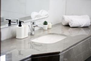 Luxurious Allegria Residence Apartment(Families Only)