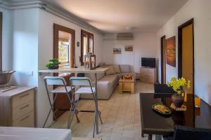 Poolside compact family cottage Bella