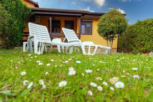 Poolside compact family cottage Bella