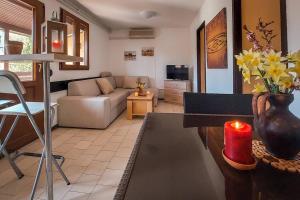 Poolside compact family cottage Bella