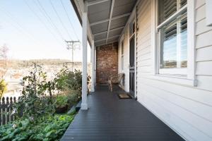 Charming Cottage Nestled in A Prime Location