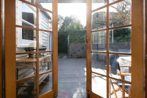 Charming Cottage Nestled in A Prime Location