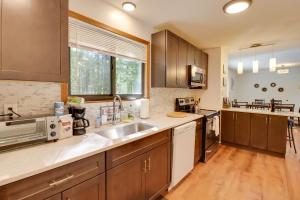 Poconos Cabin Serene Deck, Fire Pit and Game Room