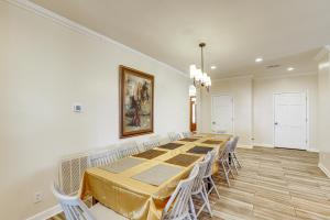 Spacious Group Retreat w Game Room in Marshall!