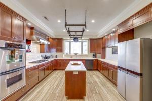 Spacious Group Retreat w Game Room in Marshall!