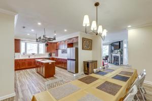 Spacious Group Retreat w Game Room in Marshall!