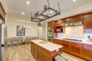 Spacious Group Retreat w Game Room in Marshall!