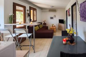 Poolside compact family cottage Blum