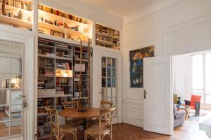 Spacious nest with terrace near Batignolles