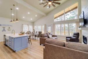 Waterfront Retreat on Greers Ferry Lake with Hot Tub - 4hvězdičkové hotely ve městě Heber Springs